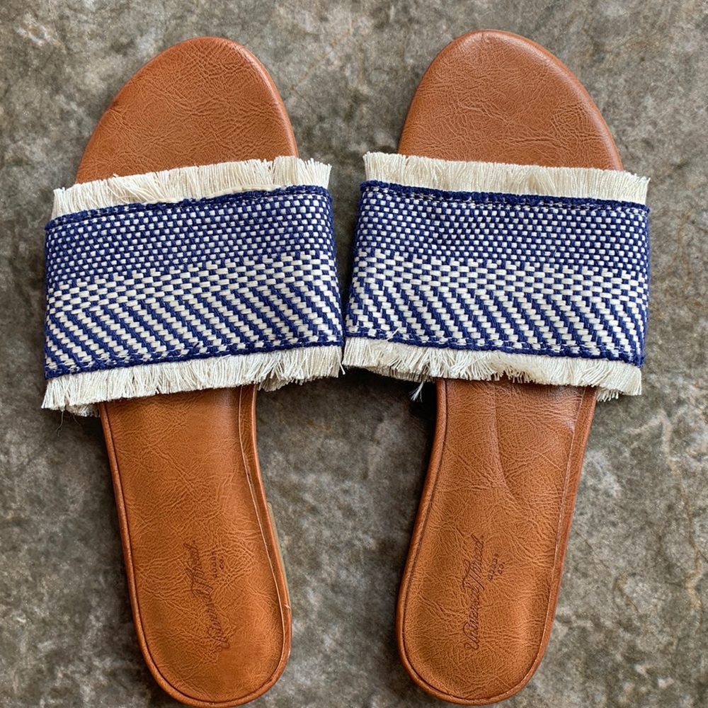 Universal thread sandals NWOT
